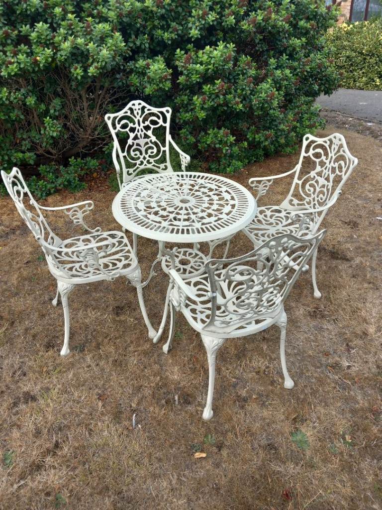 Elegant metal garden set in off white.
