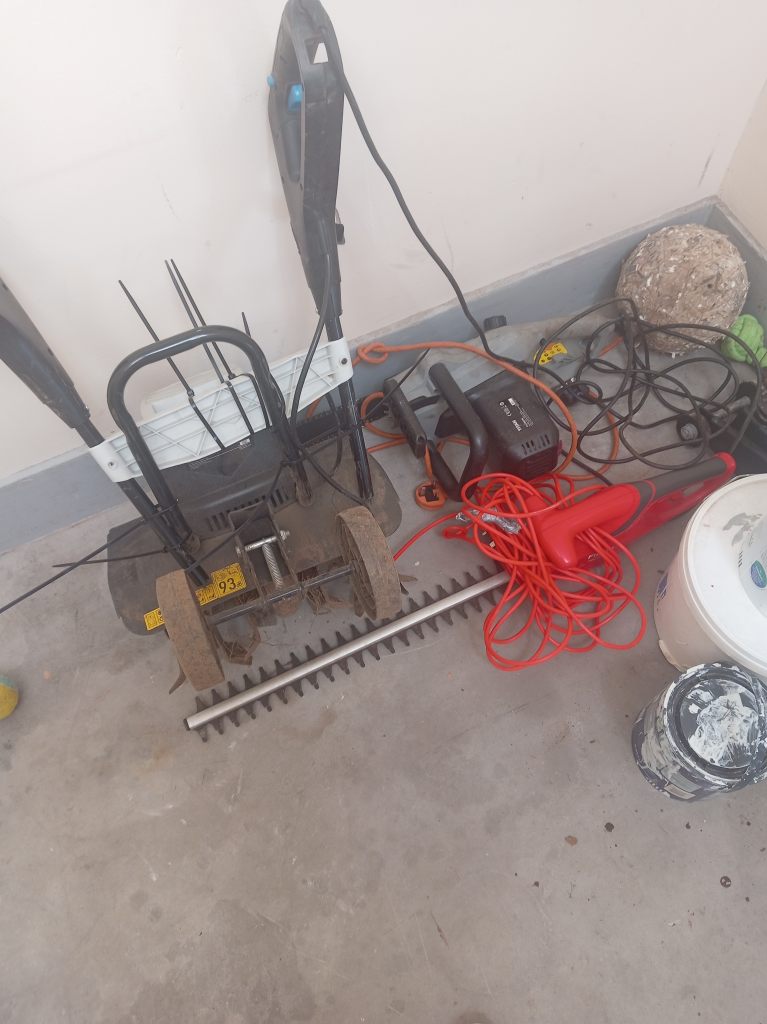 Chainsaw, tiller, hedge cutter