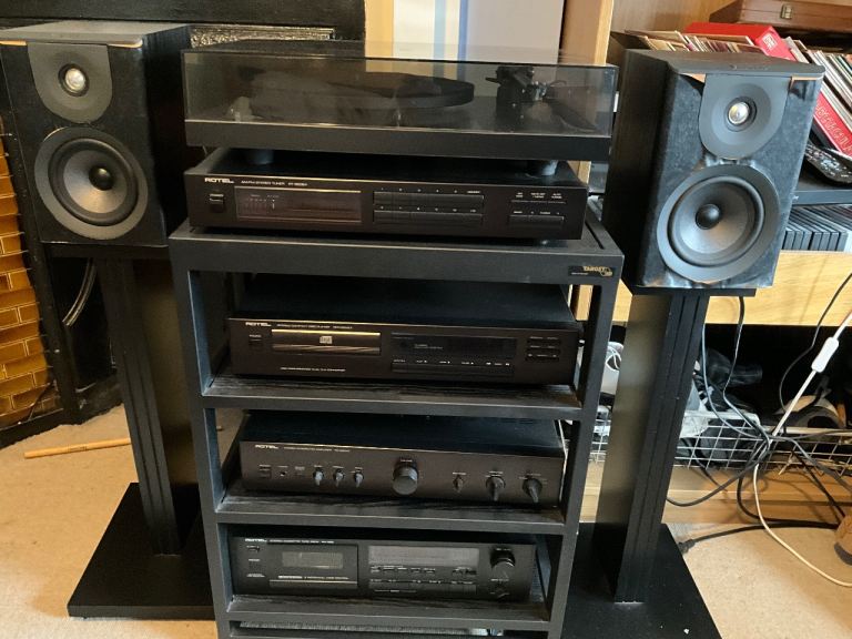 Hi-Fi Stereo System with Speakers and Turntable