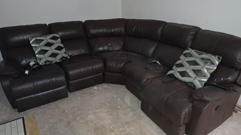 Corner suite with 2 electric recliners