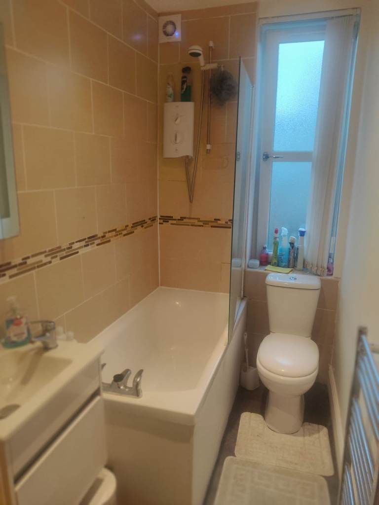 Clean Double Room within flat share in Holyrood, City Centre