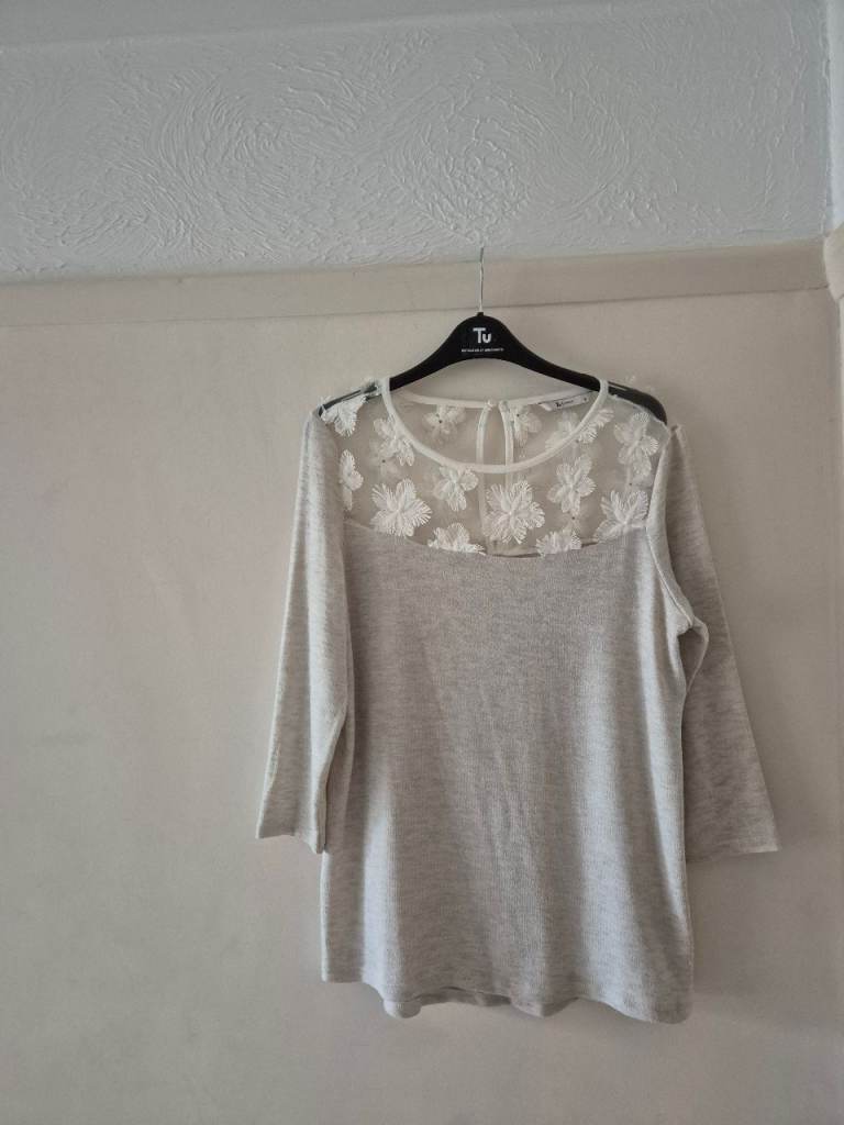 image for Tu Beige/Cream Floral Lacy Top Keyhole Button Back Immaculate 