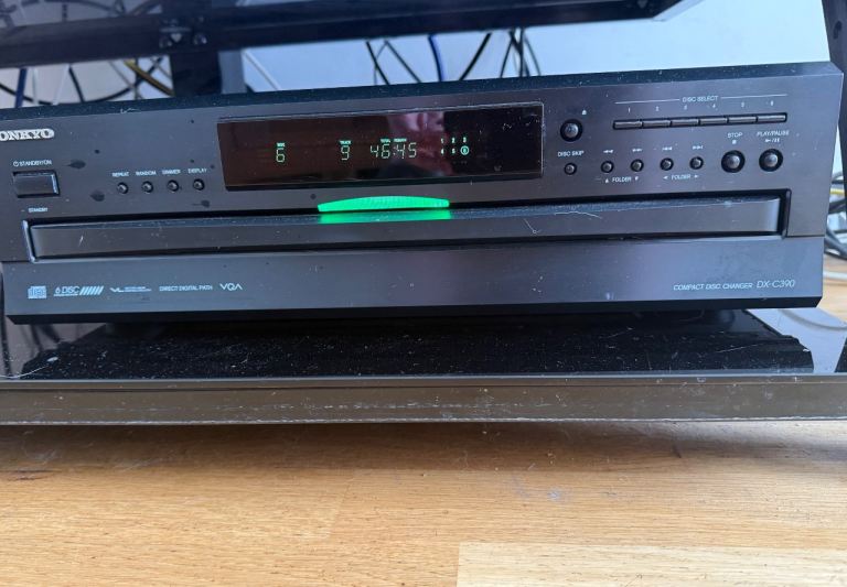 Cd player and charger - six discs