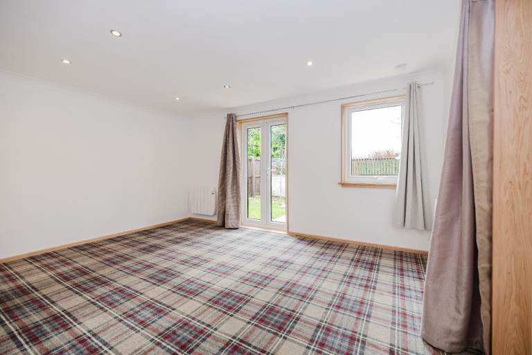 Desirable studio flat in Livingston with sizeable private rear garden – available NOW