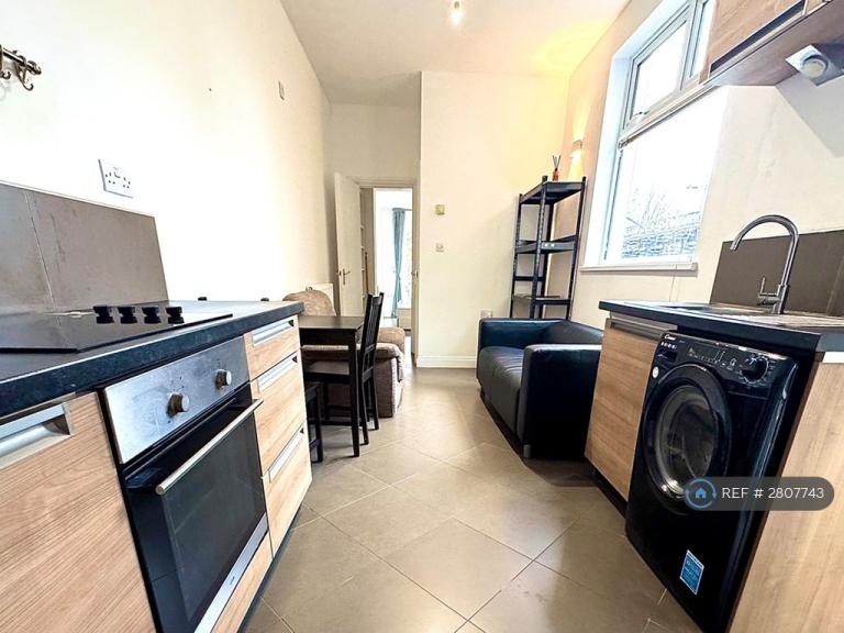 1 bedroom flat in Railway St, Cardiff, CF24 (1 bed) (#2807743)