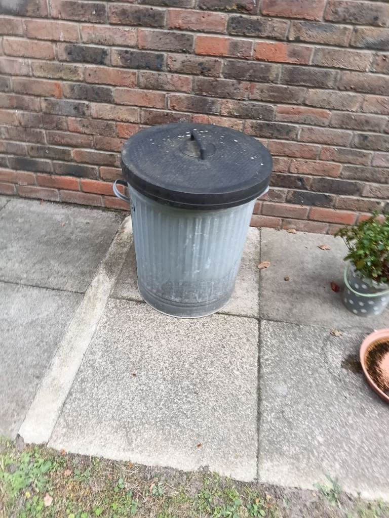 Metal dustbin with heavet lid FREE