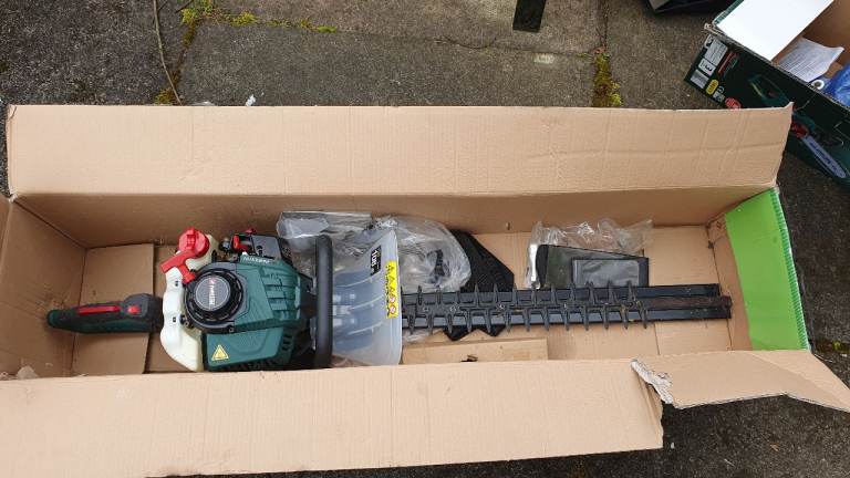 Petrol hedge trimmer (Parkside)