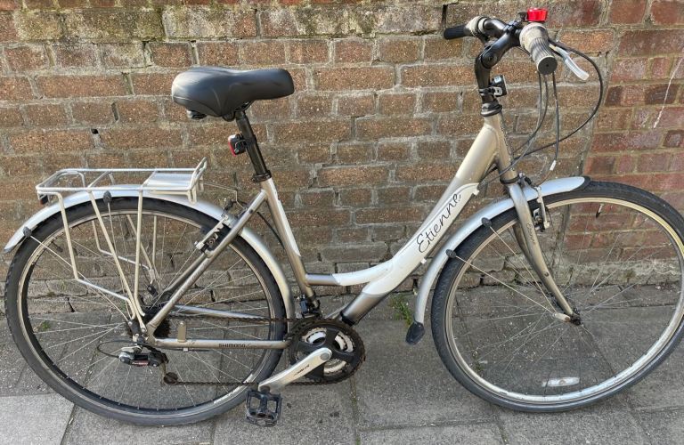 Lovely adult city Hybrid Etienne bike in good condition  Everything works 