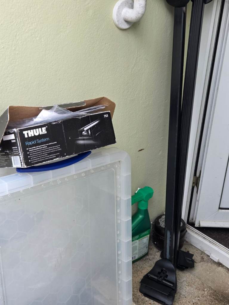 Thule Swedish lockable / adjustable roof bards. To fit similar cars - see pic -