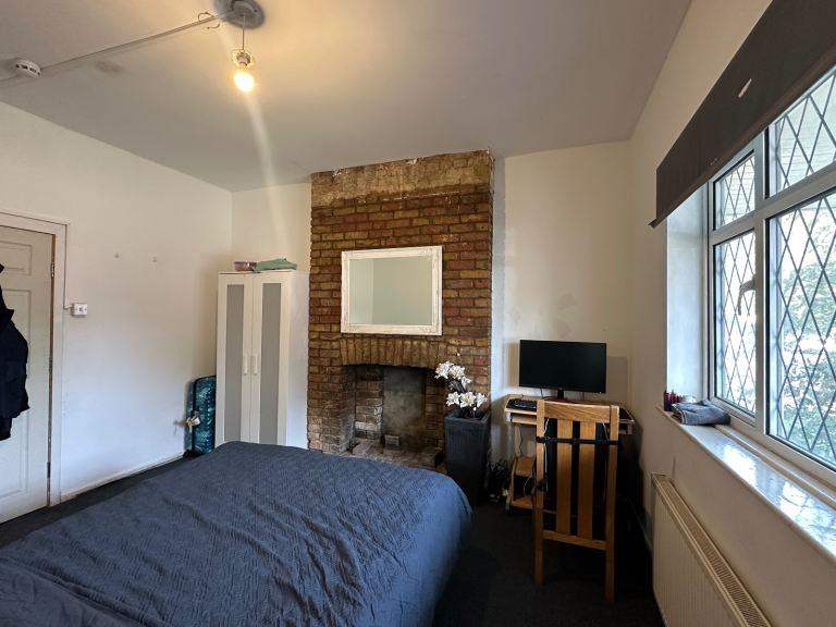 Spacious & Cosy Single Room For Rent At SS0 0AA