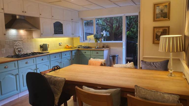 Large Studio size Room available - New Malden, KT3 (All bills inclusive)