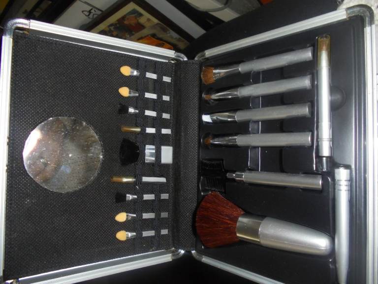 BN Make-Up Brushes in a Metal Carrier Case - Excel Cond.