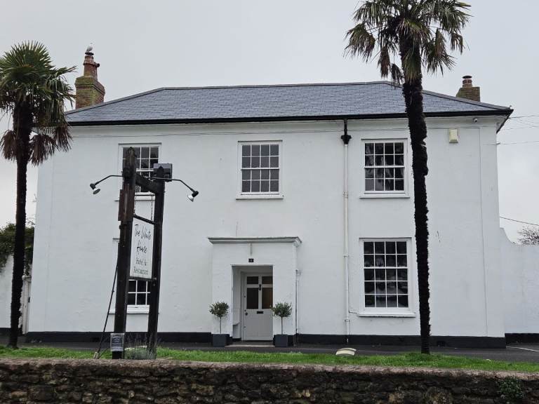 Rooms to rent in Hotel in Williton