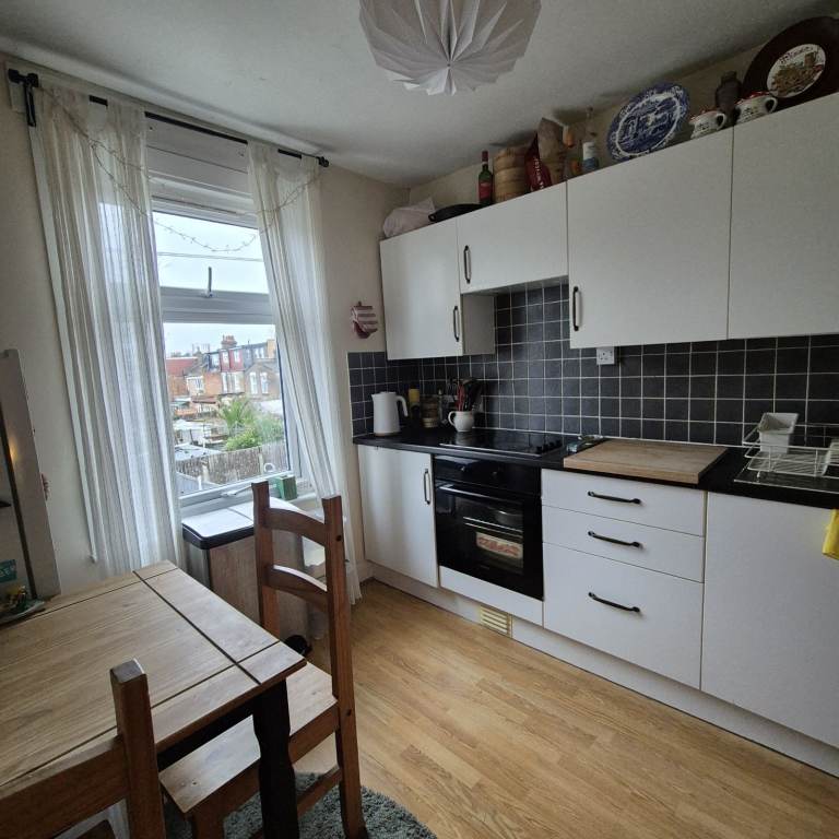 PALMERSTON ROAD E17 6PR! LARGE 1 BED FLAT FOR RENT IN EXCELLENT CONDITION! VIEWINGS START NOW