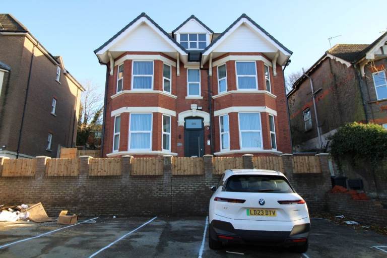 LARGE DOUBLE ROOM EITH EN SUITE AND INTERCOM SYSTEM. ALL BILLS INCLUDED