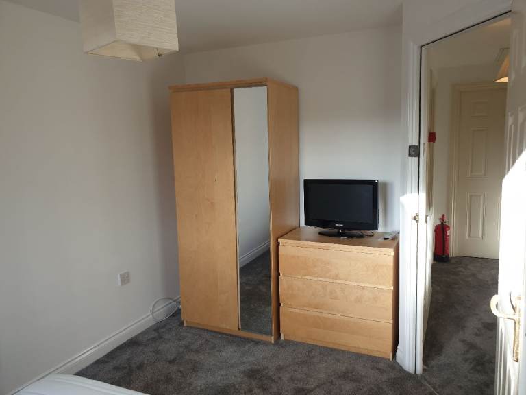 ** Lovely double room in quiet, professional friendly house share - All inclusive **