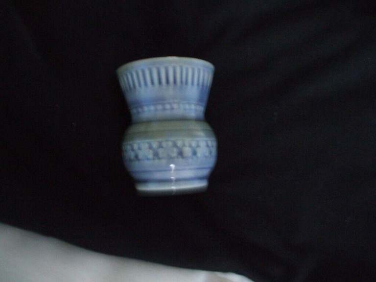 WADE IRISH POTTERY BLUE/GREEN BUD VASE/POT WITH TRADITIONALDESIGN 