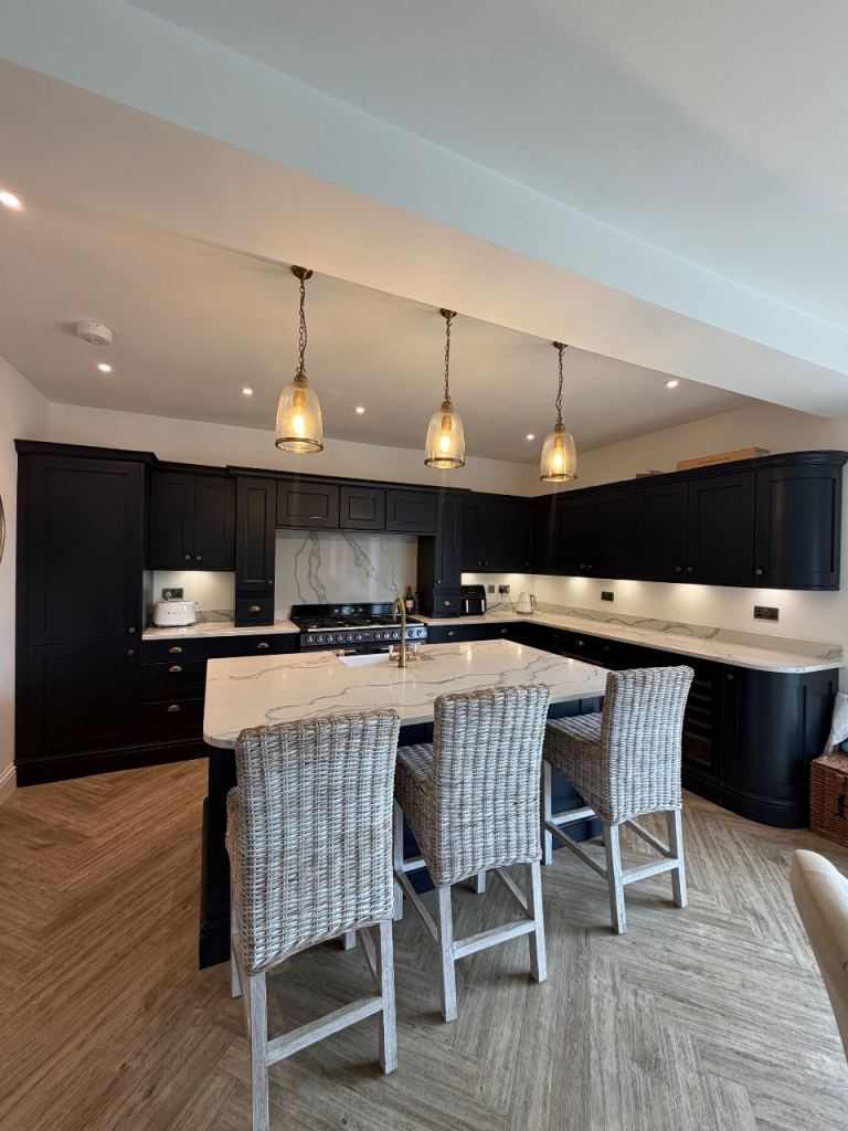 Howden’s Navy Shaker complete kitchen with Quartz 