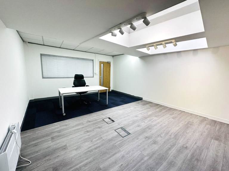 Medium Office to Rent in W14