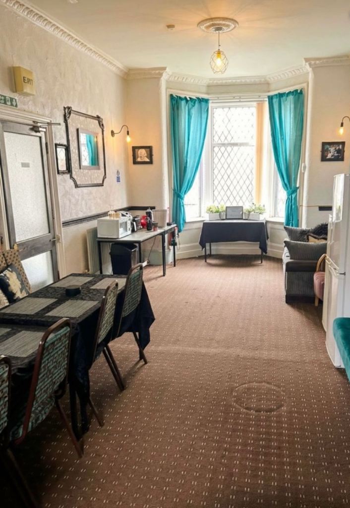 Central Blackpool FY1: Furnished Single Room – All Bills Inc – Quiet Residence