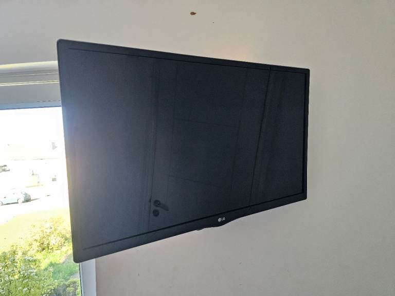LG 28" smart tv