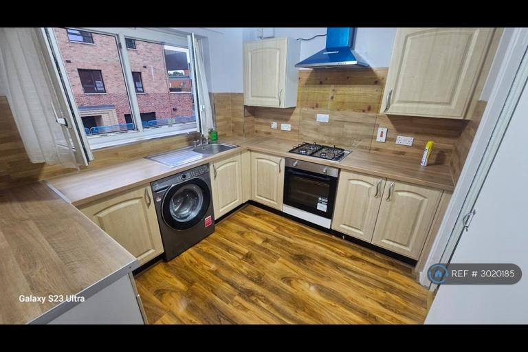 1 bedroom flat in Vandome Close, London, E16 (1 bed) (#3020185)
