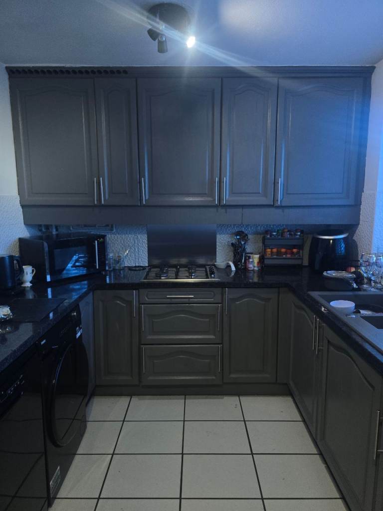 FULL KITCHEN WITH SOME APPLIANCES