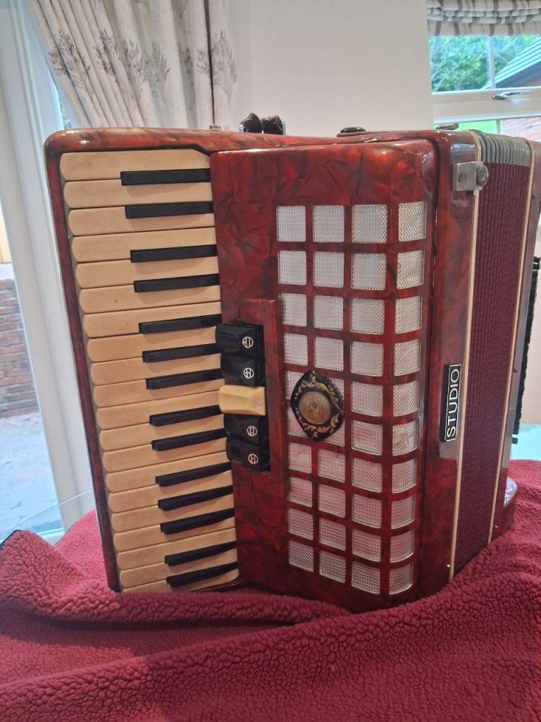 Paino accordion  60 bass  suitable for beginner  good condition  sold as seen 