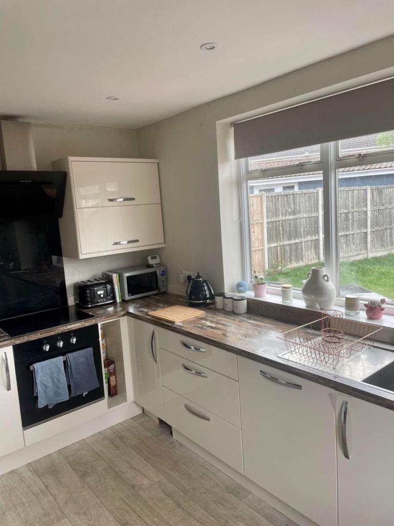 HIGH SPEC & SPACIOUS 3 BED SEMI DETACHED HOUSE WITH LARGE GARDEN - BS13