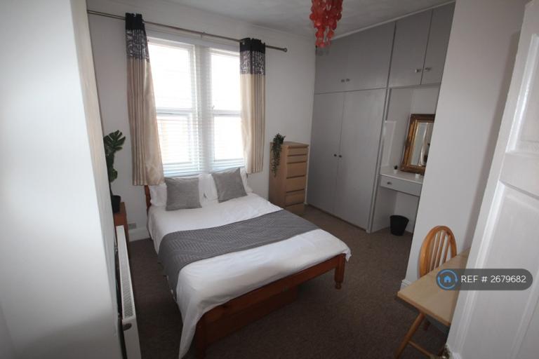 5 bedroom house in Telephone Road, Portsmouth, PO4 (5 bed) (#2679682)