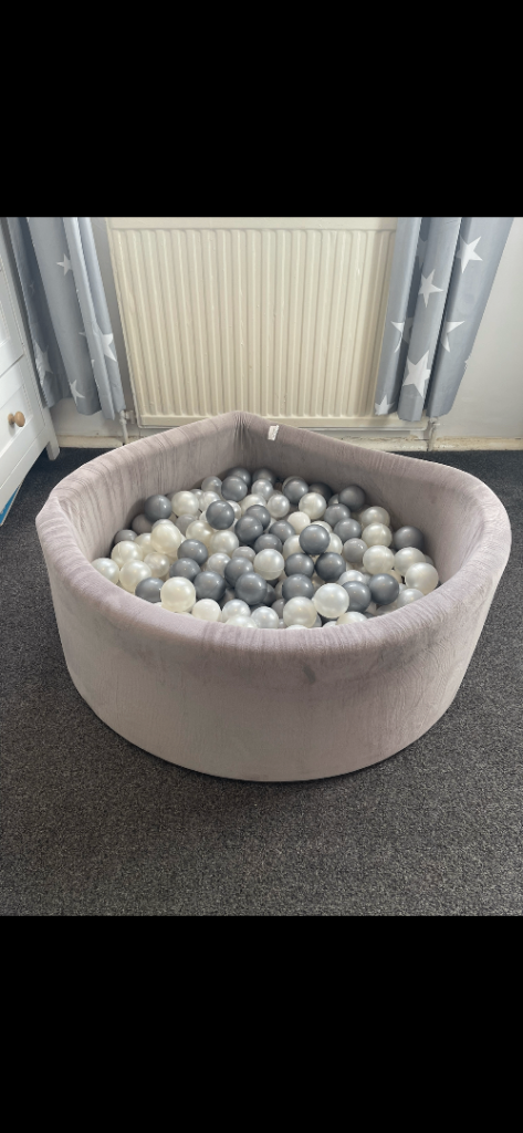 Baby/Toddler ball pit & balls 