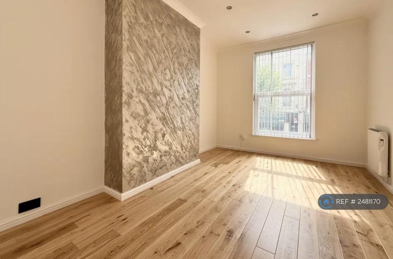 1 bedroom flat in Station Road, London, SE25 (1 bed) (#2481170)