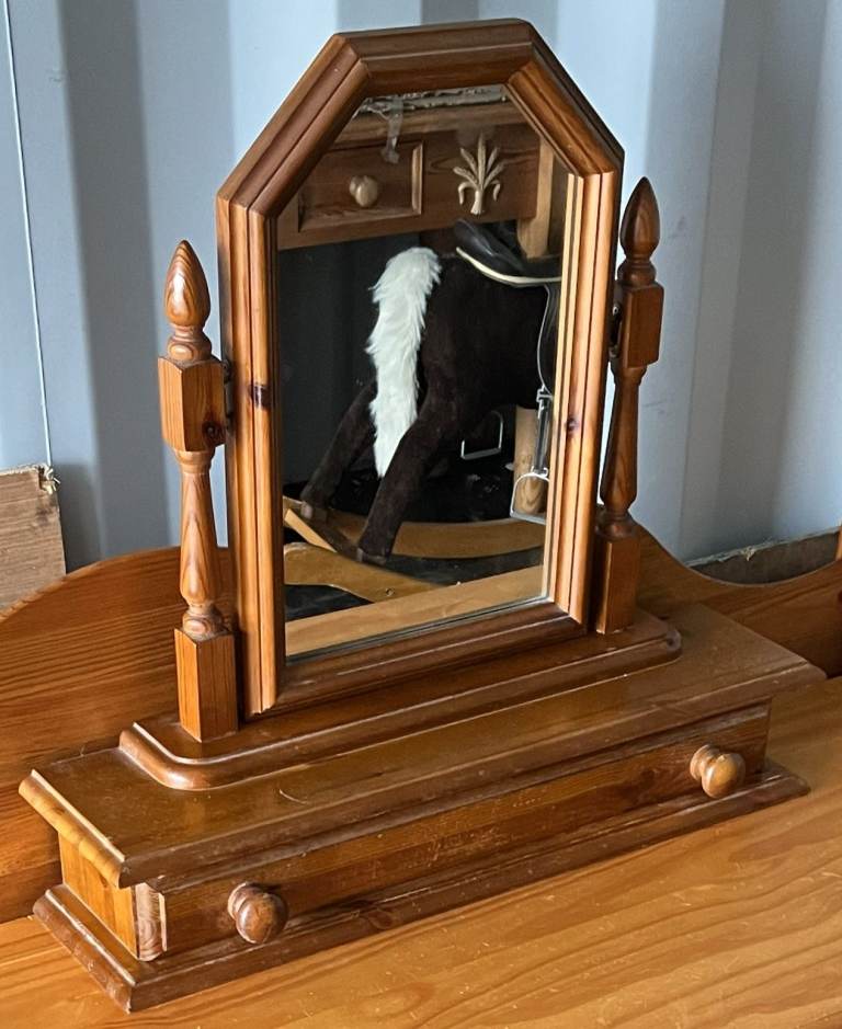 A SOLID PINE DRESSING TABLE MIRROR WITH A DRAWER