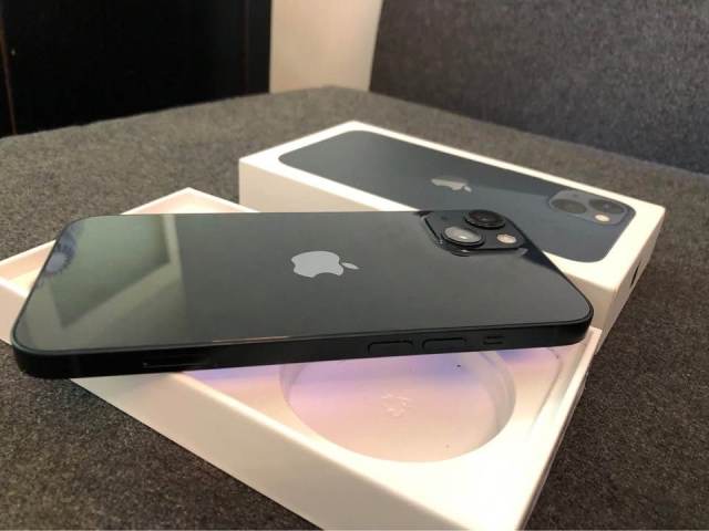Apple iPhone 13 (128GB) – Black, Like New ORIGINAL APPLE BATTERY
