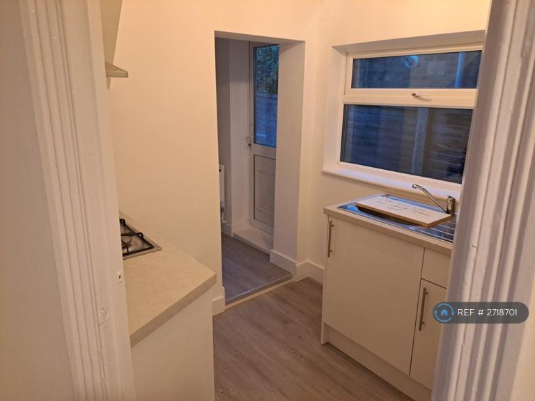1 bedroom flat in Cambus Road, London, E16 (1 bed) (#2718701)