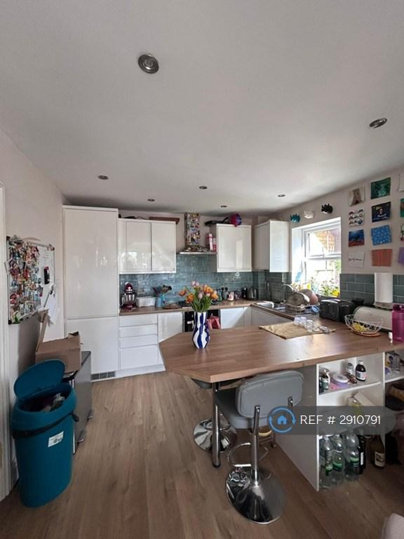2 bedroom flat in Hill Park House, Surbiton, KT5 (2 bed) (#2910791)