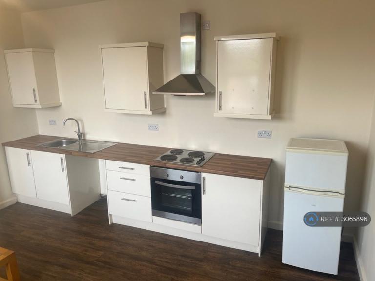 1 bedroom flat in The Wells Road, Nottingham, NG3 (1 bed) (#3065896)