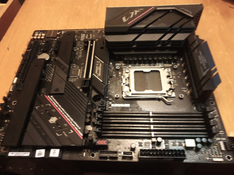 MOTHERBOARD ONLY ASUS ROG STRIX B650E-F GAMING WIFI  A FEW BENT PINS WITH NO EFFECT WORKING RYZEN 7