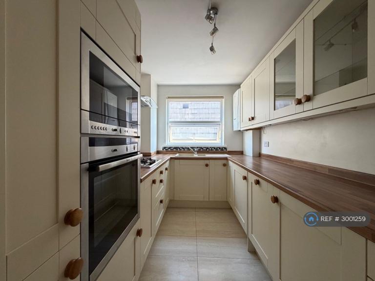 2 bedroom flat in Heatherley Court, Southsea, PO5 (2 bed) (#3001259)