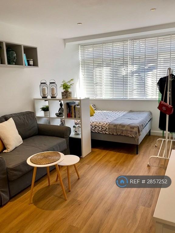 Studio flat in Stafford Road, London, CR0 (#2857252)