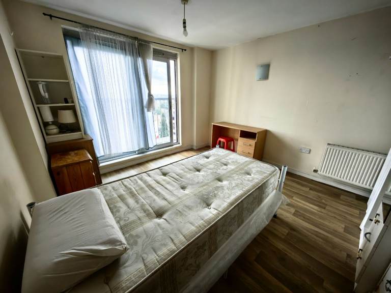 Big room in Ilford High Street 
