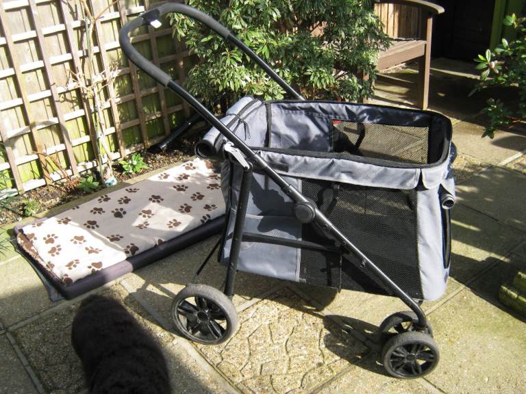 Paw Hut,    Dog Stroller,  Model D00-163V00, 6mths old Used but still in GC