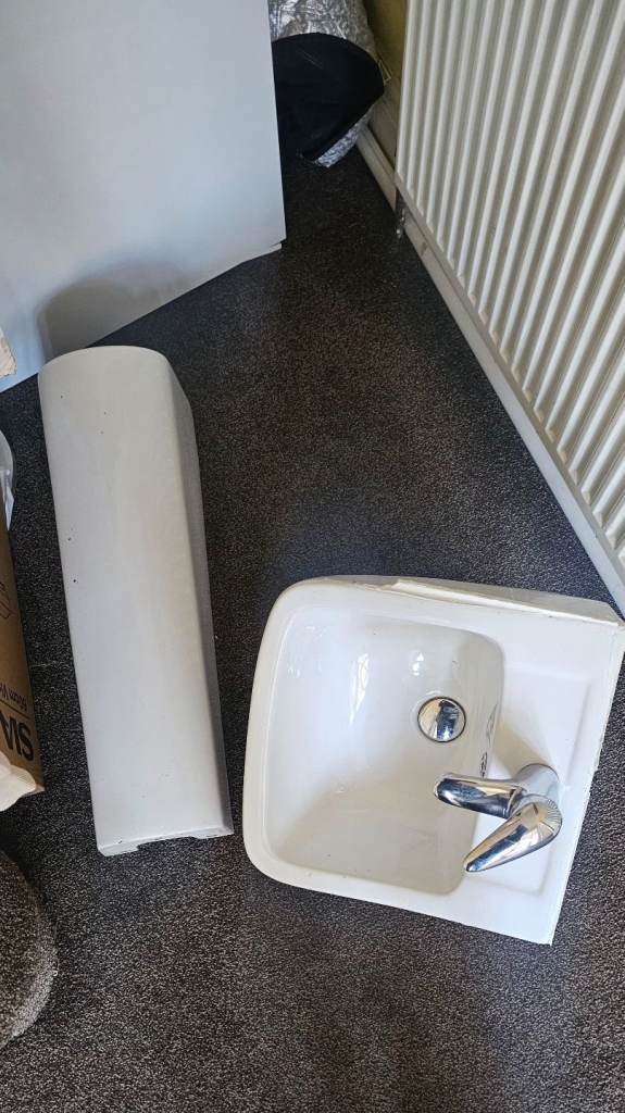 Bath sink, base and tap fitted 