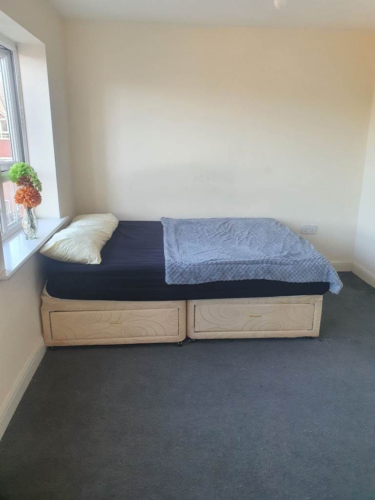 Spacious & Cosy double room for rent B63 2UB