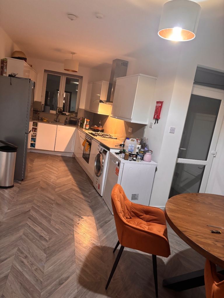 Double Bedrooms to Rent – IG5 0TF – Friendly, Clean Home