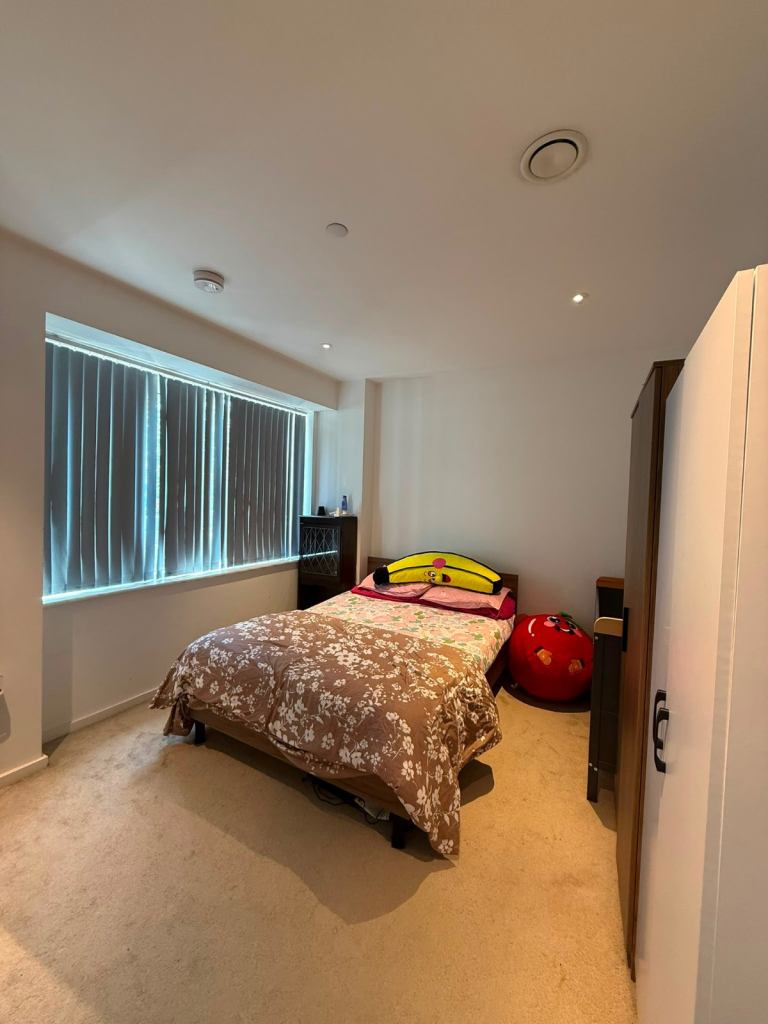 Short term en-suite room available now 