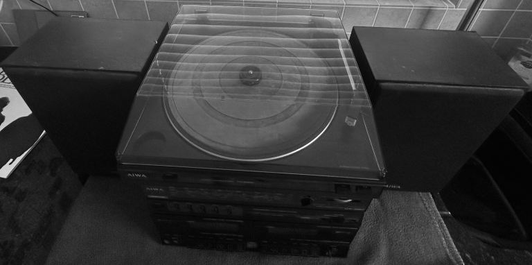 AIWA Stereo Turntable/Radio System & Speakers - CASH ON COLLECTION ONLY