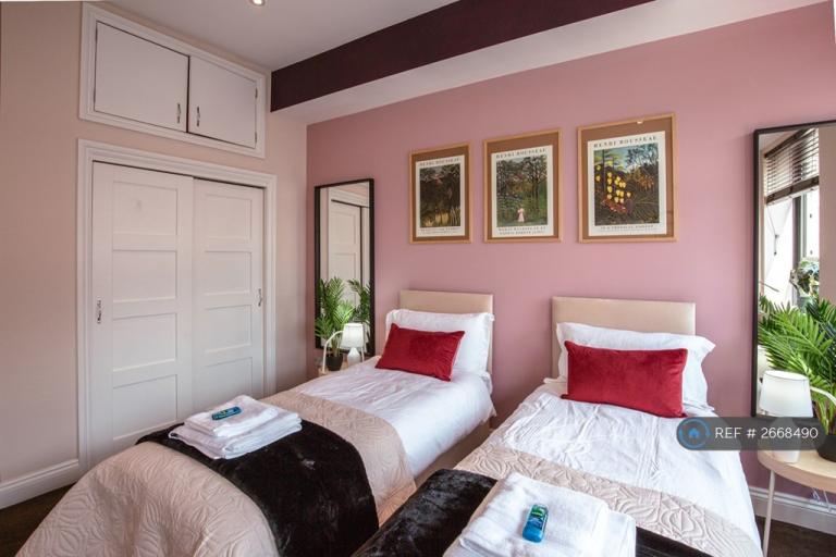 2 bedroom flat in Brighton, Brighton, BN1 (2 bed) (#2668490)