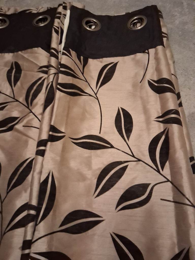 Beige eyelet curtains & 2 cushions