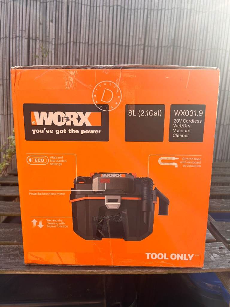 Cordless wet / dry vacuum